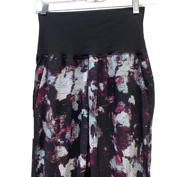 Lululemon Tranquil Crop Kara Blossom Multi / Black SZ 4 - Picture 7 of 9